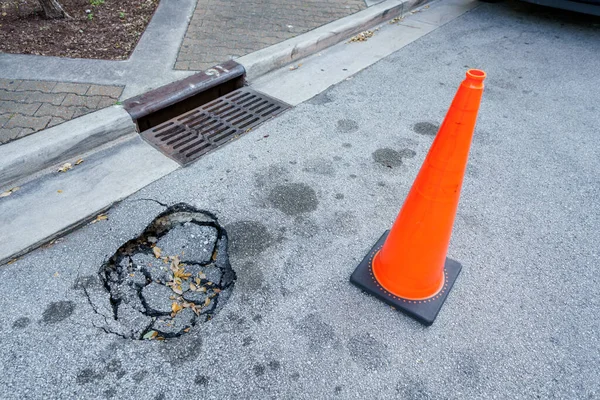 Sinkhole Nära Kloak Staden — Stockfoto