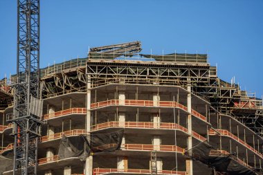 Vinçle yüksek bina inşaatı