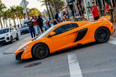 Fort Lauderdale, FL, ABD - 9 Ocak 2021 Fort Lauderdale FL sokaklarında Orange Mclaren supercar