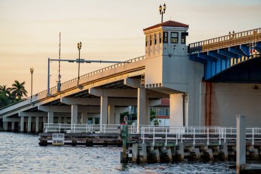 Bir asma köprünün fotoğrafı