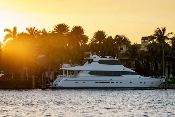 Superjacht Bei Sonnenuntergang Auf Dem Wasser Miami Szene — Stockfoto