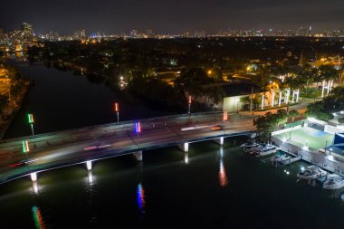 Gece fotoğrafı Miami Plajı 41. Cadde Köprüsü ışıkları Indian Creek su yolu üzerinde.