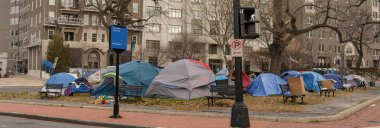 Washington DC, ABD - 17 Ocak 2021: Washington DC 'deki çadırlarda uyuyan evsizlerin panoramik fotoğrafı