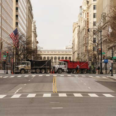 Washington DC, ABD - 17 Ocak 2021: Washington DC 'de yasak bölgede çöp kamyonu ve kapılar