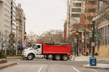 Washington DC, ABD - 17 Ocak 2021: Kırmızı damperli kamyon Washington DC 'ye giriş ve çıkışları kapattı