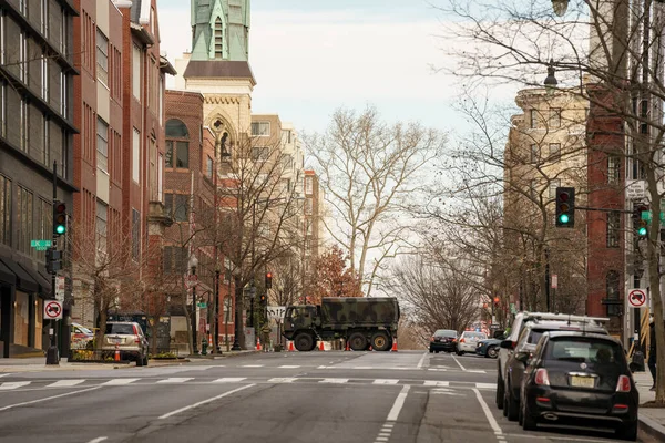 ワシントンDc 2021年1月17日 大統領選挙ジョー バイデン就任式に近づく週のワシントンDcでのカモフラージュ軍トラックの封鎖 — ストック写真