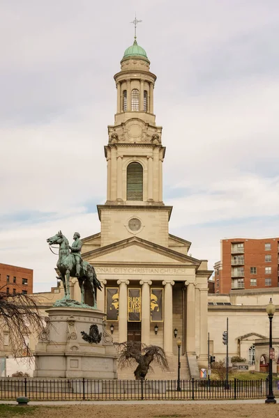 美国华盛顿特区 2021年1月17日 1879年内战时期的乔治 托马斯少将雕塑 背景为美国国家城市基督教会 — 图库照片