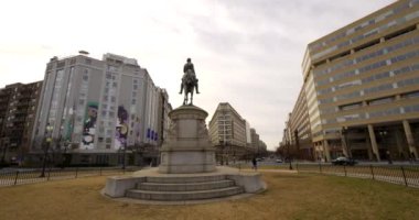 İç Savaş Maj heykelinin yörüngesinde dönen General George H. Thomas Washington DC ABD