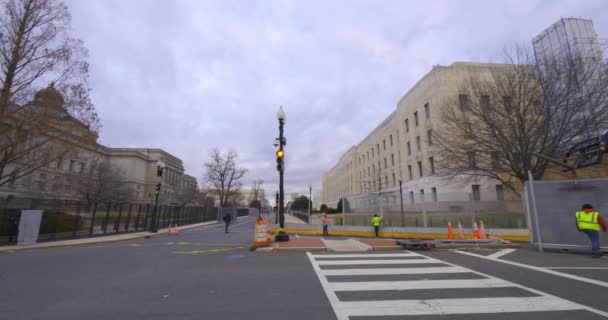 Män Som Installerar Staket Runt Capitol Building Washington För Invigning — Stockvideo