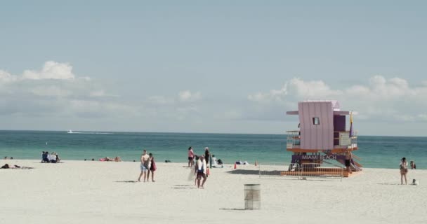 美国佛罗里达州迈阿密海滩 2021年1月30日 救生员小屋迈阿密海滩慢动作跟踪镜头 — 图库视频影像