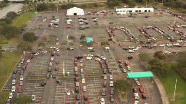 Covid 19 aşısını bekleyen arabalardaki insanlar Miami FL hava sahasını vurdular.