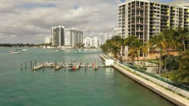 Biscayne Körfezi kıyısındaki rıhtımlar Miami plajı İHA 'sı 4K