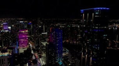 Hava üstgeçidi ve gece insansız hava aracı görüntülerini aşağı eğ.