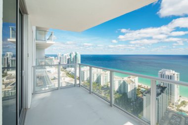 Yeni mimari daire balkon manzarası doğrudan okyanus manzarası