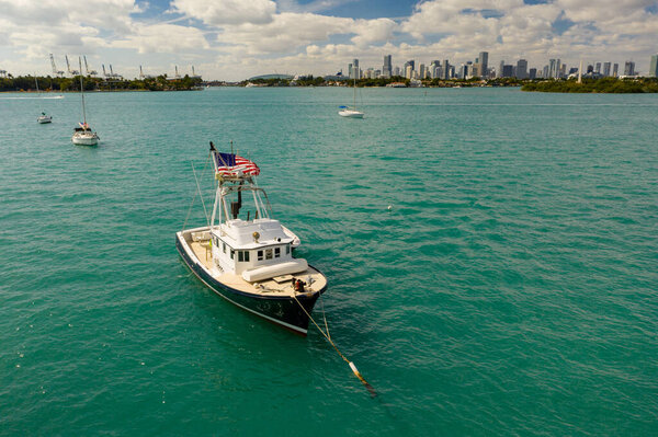 Троллинговая лодка, стоящая на якоре в бухте Майами