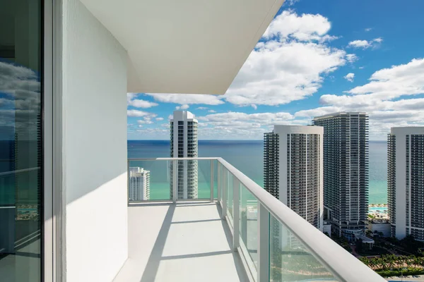 Lussuoso Appartamento Balcone Con Vista Sull Oceano Costiero — Foto Stock