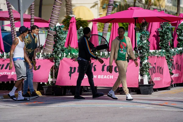 Miami Beach Usa Stycznia 2021 Grupa Przyjaciół Spacerujących Miami Beach — Zdjęcie stockowe