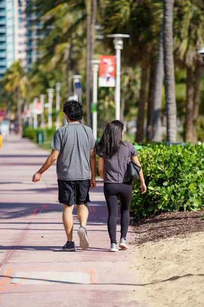 Miami Beach Usa Ledna 2021 Street Photography Mladý Pár Kráčí — Stock fotografie