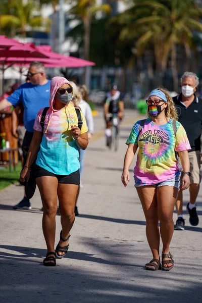 Miami Beach Amerika Serikat Januari 2021 Kaum Muda Hippies Berjalan — Stok Foto