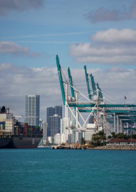 Miami Beach, FL, ABD - 30 Ocak 2021: Porrt Miami kargo vincine gelen gemi