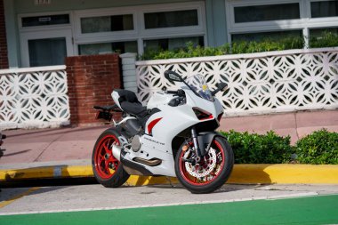 Miami Beach, FL, ABD - 30 Ocak 2021: Ducati Panigale V2 Kırmızı jantlı Motosiklet beyazı