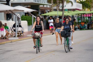 Miami Beach, FL, ABD - 30 Ocak 2021: Ocean Drive Miami Beach FL 'de bisiklet süren sokak fotoğrafçıları