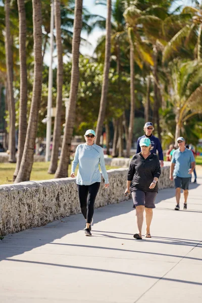 美国佛罗里达州迈阿密海滩 2021年1月30日 在海洋大道上行走的人们的人行横道摄影 — 图库照片
