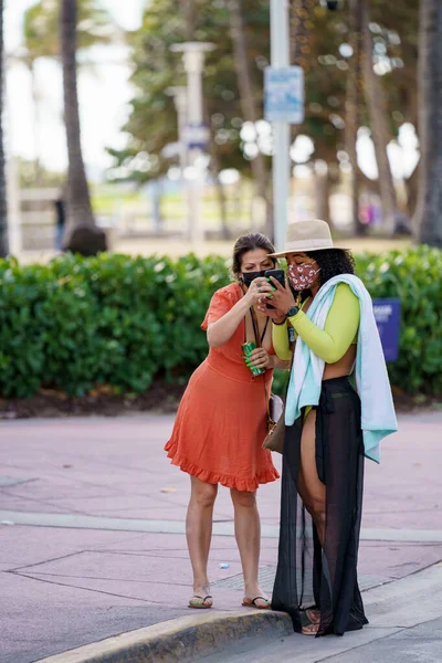 Miami Beach Eua Janeiro 2021 Mulheres Olhando Para Fotos Telefone — Fotografia de Stock