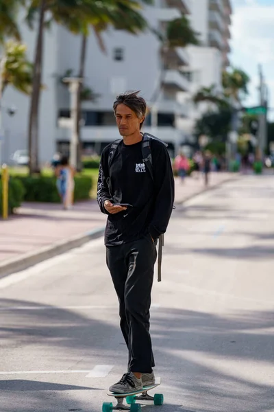 Miami Beach Usa Januari 2021 Man Rider Skateboard Staden — Stockfoto