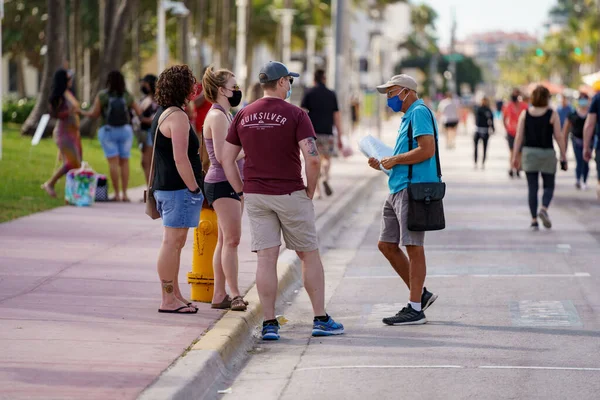 Miami Beach Usa Stycznia 2021 Człowiek Szukający Podpisów Turystów Miami — Zdjęcie stockowe