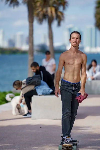 Miami Beach Usa Januari 2021 Overhemdloze Man Een Skateboard Miami — Stockfoto