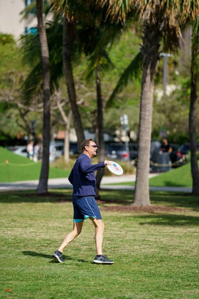 Miami Beach Usa Stycznia 2021 Zdrowy Starszy Mężczyzna Rzucający Frisbee — Zdjęcie stockowe