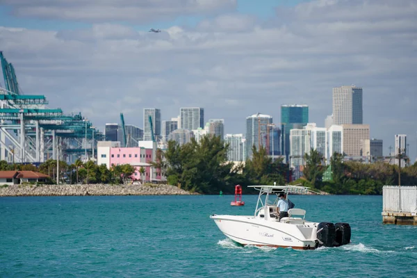 2021年1月30日 美国佛罗里达州迈阿密海滩 人们乘波士顿捕鲸船在佛罗里达州迈阿密海滩巡航 — 图库照片