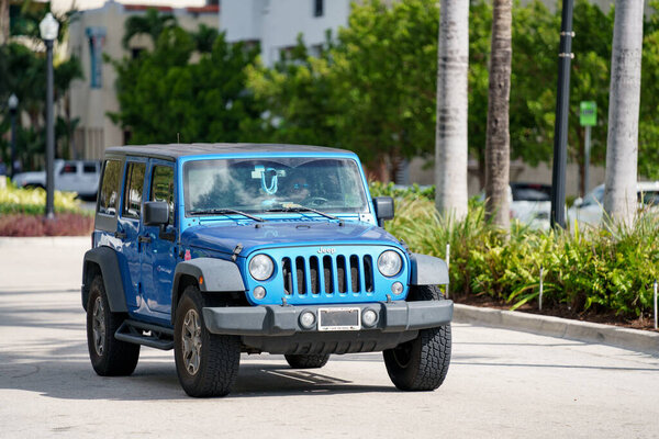 Майами-Бич, штат Флорида, США - 30 января 2021 года: синий Jeep Wrangler едет по улицам города