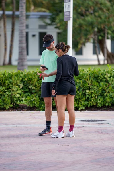 Miami Beach Usa Januar 2021 Paar Überprüft Sportstatistiken Auf Einer — Stockfoto