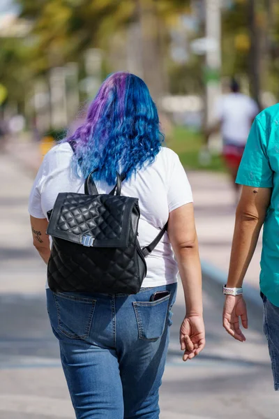 Miami Beach États Unis Janvier 2021 Femme Aux Cheveux Bleus — Photo