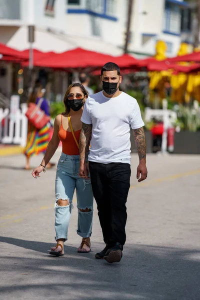 Miami Beach Usa January 2021 Young Hispanic Latin Couple Walking — Stock Photo, Image