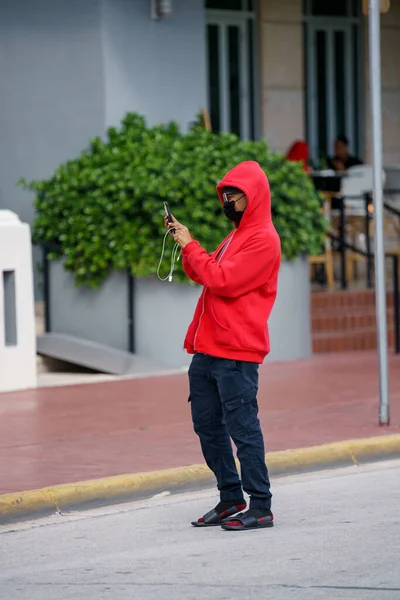 Miami Beach Estados Unidos Enero 2021 Persona Suéter Rojo Tomando —  Fotos de Stock