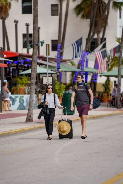 Miami Beach Florida Usa Januar 2021 Airbnb Touristen Spazieren Mit — Stockfoto