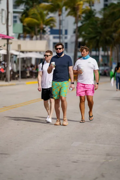 Miami Beach Usa January 2021 Group Men Walk Holding Coffee — 스톡 사진