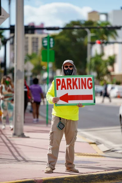 Miami Beach Florida Usa Januar 2021 Mann Hält Ein Parkschild — Stockfoto