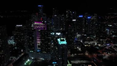 Brickell Şehir Merkezi gece hava görüntüsü