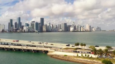 Köprüsü önplanda olan Brickell Miami havacılık videosu