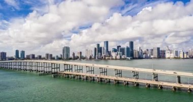Brickell Körfezi 'ndeki 4k hiperlapse Miami Rickenbacker Geçidi Hızla akan bulutlar