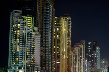 Gece fotoğrafı, Sunny Isles Sahili FL mimarisi.