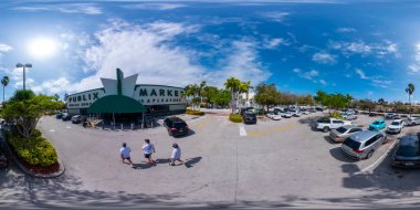 Miami Beach, FL, ABD - 20 Şubat 2021: 360 Miami Beach 'teki eski tarz Publix Supermarket' in Ricoh Theta Z1 'de çekilmiş fotoğrafı