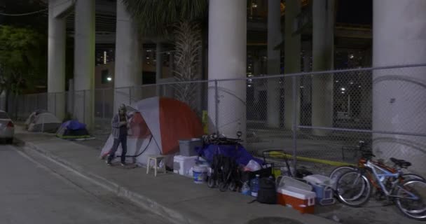 住在迈阿密美式英语区帐篷里的无家可归的人 — 图库视频影像