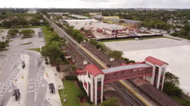 Hava aracı görüntüleri Sheridan İstasyonu Broward County ABD 'yi izliyor.