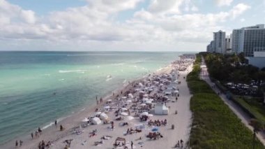 Miami Plajı bahar tatili kalabalığı 4K hava üssü