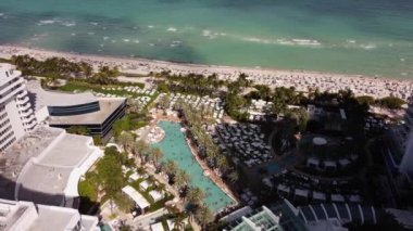 Hava desteği Miami Beach Fontainebleau Oteli 'ni gösteriyor.